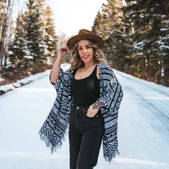 Black and white shawl poncho cardigan ruana - Picture 3 of 3